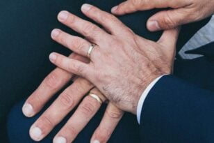 Ομόφυλα ζευγάρια: Έγινε ο πρώτος γάμος στο Λουτράκι – Ο τρίτος πανελλαδικά ΦΩΤΟ