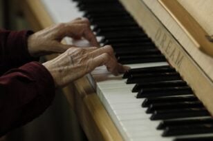 Πως η ενασχόληση με τη μουσική συνδέεται με καλύτερη υγεία του εγκεφάλου σε ηλικιωμένους