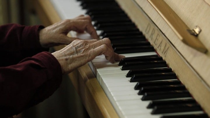 Πως η ενασχόληση με τη μουσική συνδέεται με καλύτερη υγεία του εγκεφάλου σε ηλικιωμένους