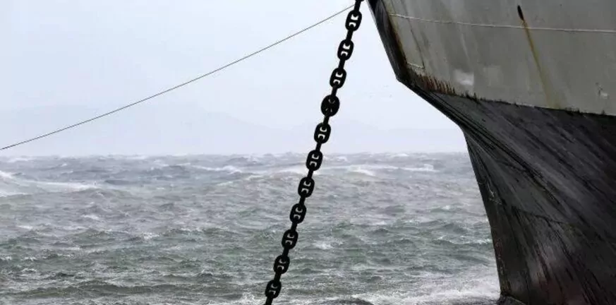 Μπλέχτηκαν άγκυρες πλοίων στο λιμάνι του Λαυρίου