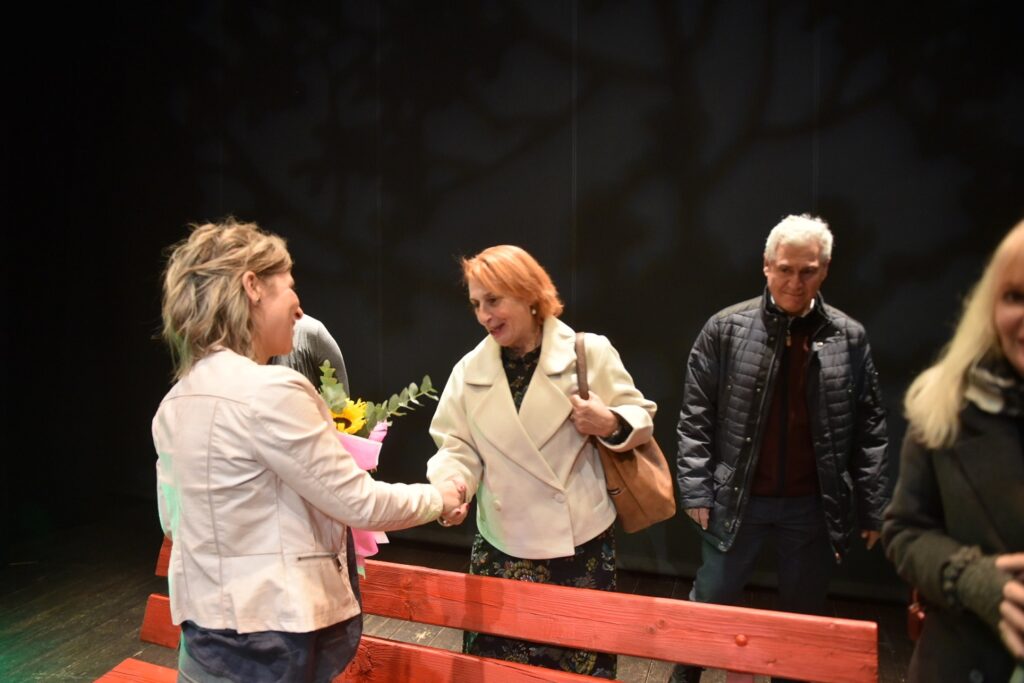 Πάτρα: Επιτυχημένη πρεμιέρα για «Τα λουλούδια της σιωπής» σε σκηνοθεσία Μίλτου Νίκα - ΦΩΤΟ