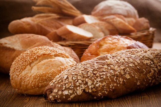Ακρίβεια: Δεν «πέφτει» η τιμή σε ψωμί και δημητριακά 