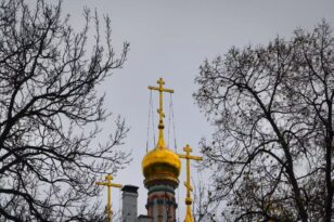Ρωσία: Απαγόρευσαν σε ιερέα να λειτουργεί επειδή τάχθηκε κατά του πολέμου στην Ουκρανία
