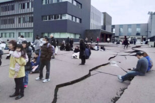 Ιαπωνία: Απόκοσμες σκηνές μετά τον ισχυρό σεισμό - Εκατοντάδες κοράκια πάνω σε κτίρια - ΒΙΝΤΕΟ