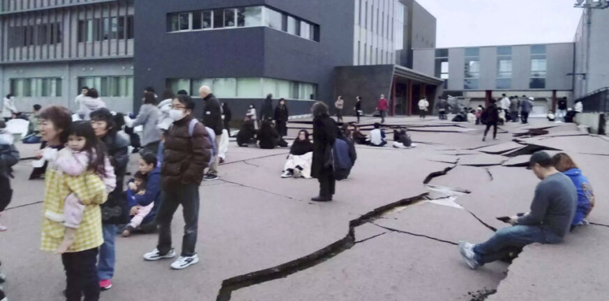Ιαπωνία: Συγκλονίζουν οι εικόνες από το σεισμό των 7,6 Ρίχτερ και το τσουνάμι