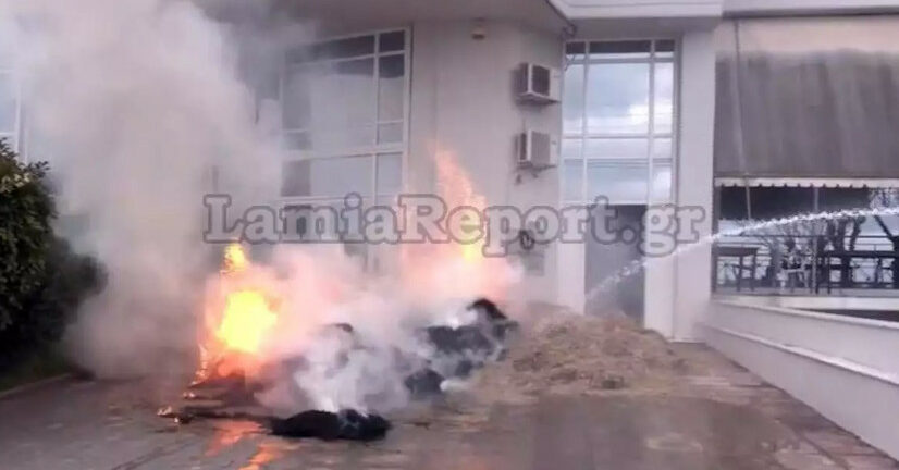 Αγρότες έβαλαν φωτιά έξω από τα γραφεία του ΟΠΕΚΕΠΕ στη Λαμία