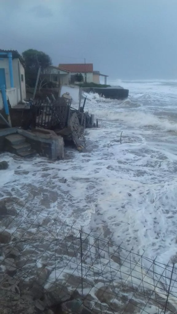 Κακοκαιρία - Ηλεία: Η θάλασσα «καταπίνει» την στεριά στη Σπιάτζα – Ανεμοστρόβιλος στον Πύργο ΦΩΤΟ