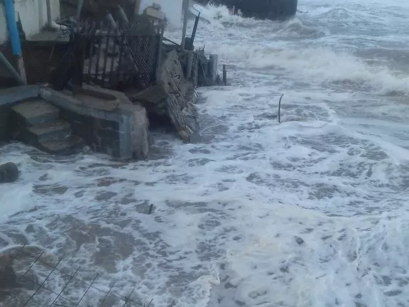 Κακοκαιρία - Ηλεία: Η θάλασσα «καταπίνει» την στεριά στη Σπιάτζα – Ανεμοστρόβιλος στον Πύργο ΦΩΤΟ