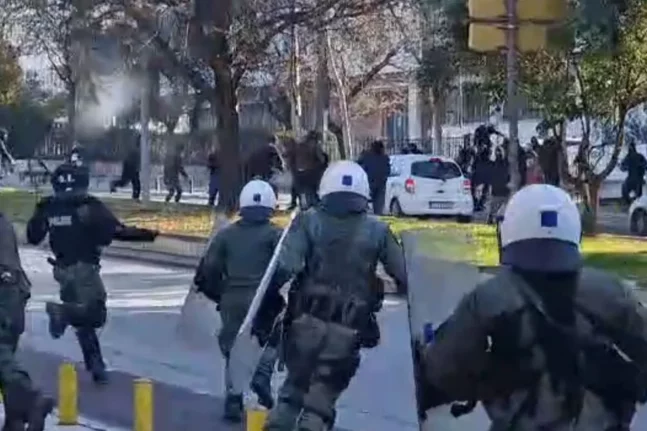 Θεσσαλονίκη: Επεισόδια με μολότοφ και δακρυγόνα μετά την πορεία κατά των μη κρατικών πανεπιστημίων