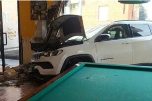 Παραλίγο τραγωδία στην Ιταλία: Αυτοκίνητο καρφώνεται σε καφέ γεμάτο κόσμο - ΒΙΝΤΕΟ