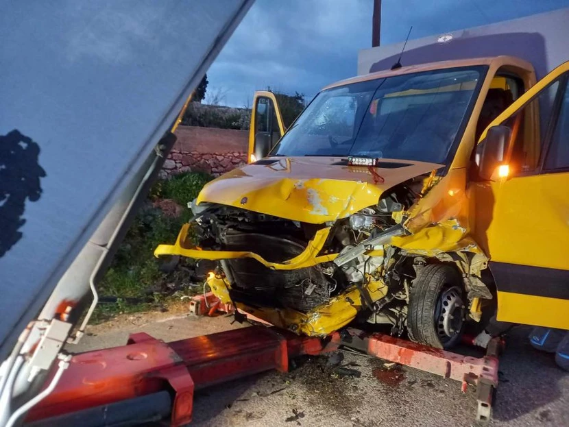 Τροχαίο με νεκρό τα ξημερώματα στον Μαραθώνα - Φορτηγό συγκρούστηκε με αυτοκίνητο ΦΩΤΟ