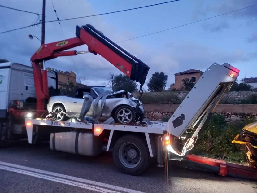 Τροχαίο με νεκρό τα ξημερώματα στον Μαραθώνα - Φορτηγό συγκρούστηκε με αυτοκίνητο ΦΩΤΟ