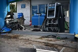 Βούλα: Βίντεο – ντοκουμέντο από τη στιγμή που αυτοκίνητο μπουκάρει σε βενζινάδικο και διαλύει τις αντλίες