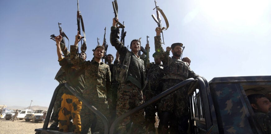 Οι επιθέσεις των Χούθι στην Ερυθρά θάλασσα «τρομάζουν» την παγκόσμια οικονομία