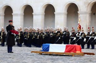 Ζακ Ντελόρ: Μεσίστιες οι σημαίες στις Βρυξέλλες στη μνήμη του - Το «παρών» των Ευρωπαίων ηγετών στην κηδεία του