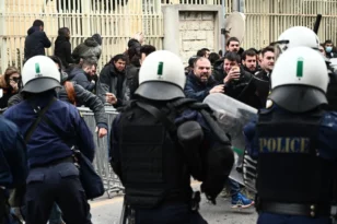 Ζωγράφου: Επεισόδια έξω από το αστυνομικό τμήμα κατά τη μεταφορά της Ιωάννας Κολοβού στην Ευελπίδων