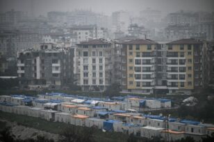 Ένας χρόνος από τους φονικούς σεισμούς στην Τουρκία: Στοιχειώνουν οι αναμνήσεις, προβληματίζει το αύριο