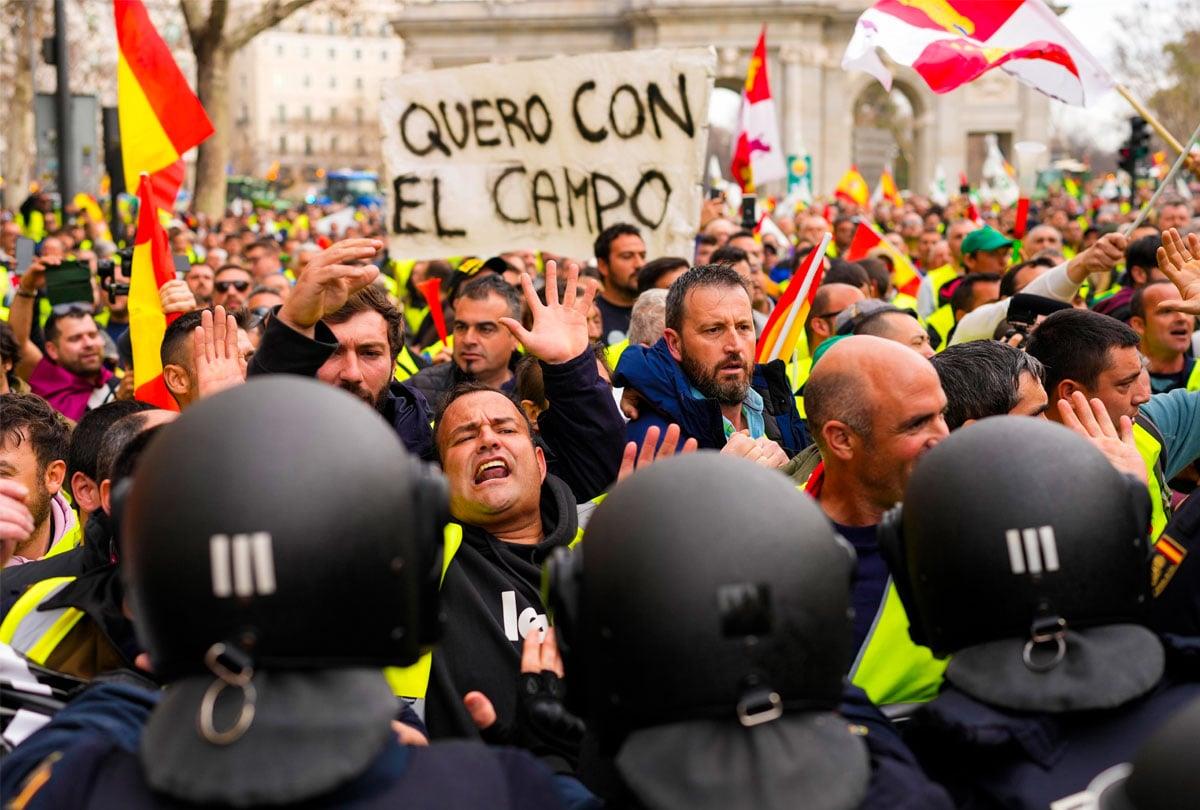 Εικόνες βίας κατά αγροτών στη Μαδρίτη: Αστυνομικοί τους σέρνουν και τους χτυπούν