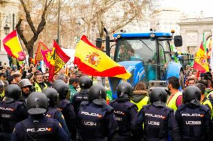Εικόνες βίας κατά αγροτών στη Μαδρίτη: Αστυνομικοί τους σέρνουν και τους χτυπούν