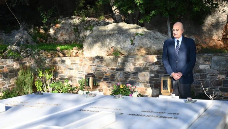 Χανιά: Λουλούδια στον τάφο του Κωνσταντίνου Μητσοτάκη άφησε ο Ν. Δένδιας