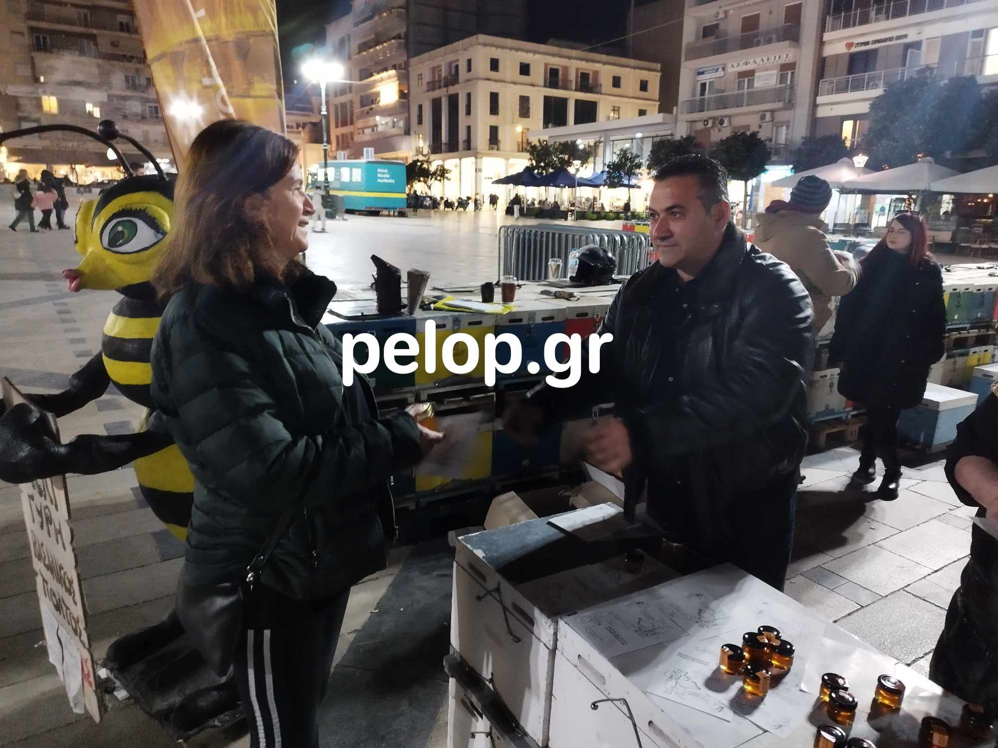 Πάτρα: Μοίρασαν «δώρα» οι μελισοκόμοι στην Πλατεία Γεωργίου - Δημητρόπουλος: «Είμαστε αποφασισμένοι να συνεχίσουμε μέχρι και με κάθοδο στην Αθήνα» ΦΩΤΟ