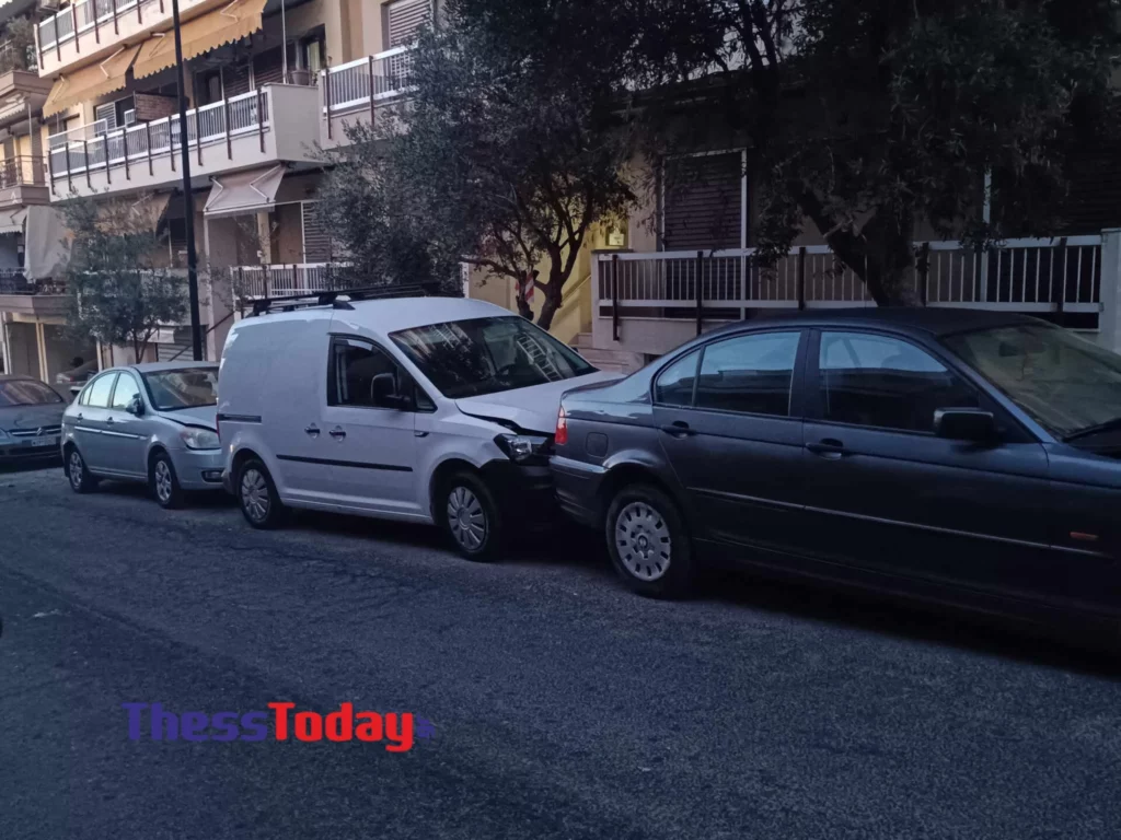 Θεσσαλονίκη: Τροχαίο στην Τριανδρία -Λεωφορείο του ΟΑΣΘ έπεσε σε σταθμευμένα ΙΧ ΦΩΤΟ