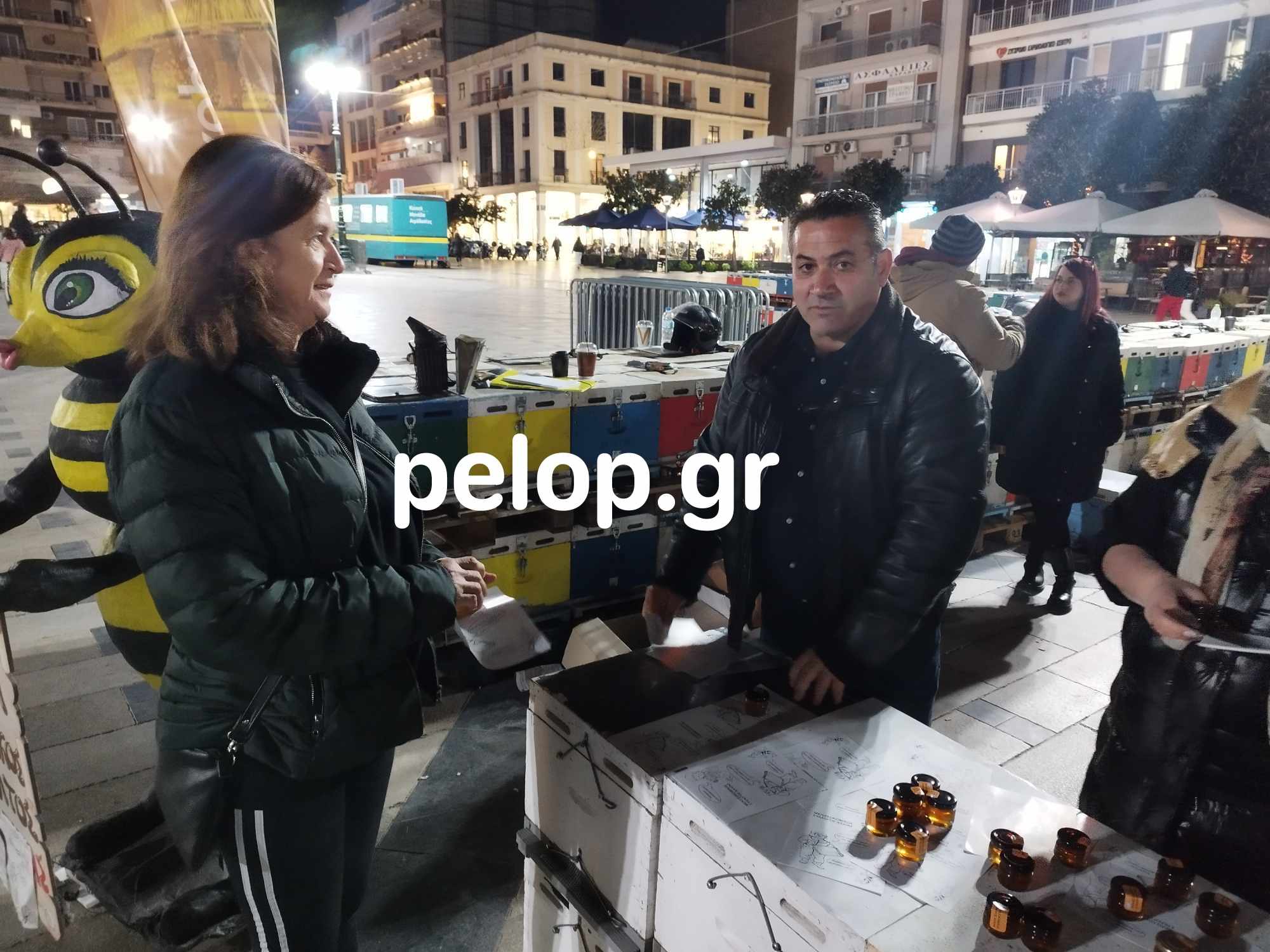 Πάτρα: Μοίρασαν «δώρα» οι μελισοκόμοι στην Πλατεία Γεωργίου - Δημητρόπουλος: «Είμαστε αποφασισμένοι να συνεχίσουμε μέχρι και με κάθοδο στην Αθήνα» ΦΩΤΟ