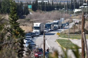 Αγρότες: Εγκλωβισμένοι εκατοντάδες οδηγοί και ουρές χιλιομέτρων λόγω του μπλόκου στην Αθηνών – Λαμίας ΒΙΝΤΕΟ