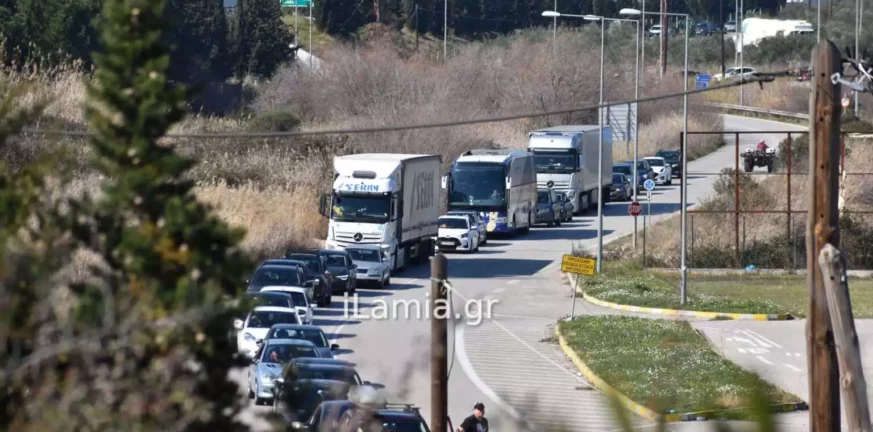 Αγρότες: Εγκλωβισμένοι εκατοντάδες οδηγοί και ουρές χιλιομέτρων λόγω του μπλόκου στην Αθηνών – Λαμίας ΒΙΝΤΕΟ