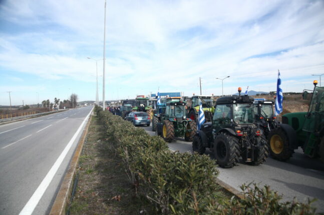 Σε συμβολικό αποκλεισμό της εθνικής οδού Θεσσαλονίκης-Νέων Μουδανίων προχώρησαν οι αγρότες
