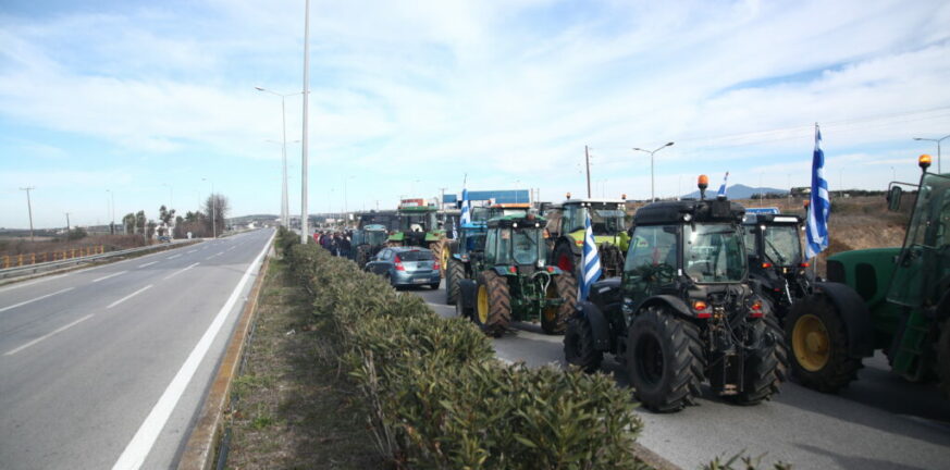 Σε συμβολικό αποκλεισμό της εθνικής οδού Θεσσαλονίκης-Νέων Μουδανίων προχώρησαν οι αγρότες