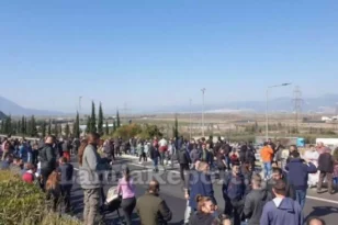 Αγρότες «έκοψαν» την Ελλάδα στα δύο με μπλόκο στην εθνική οδό Αθηνών – Λαμίας στο ύψος του Μπράλου