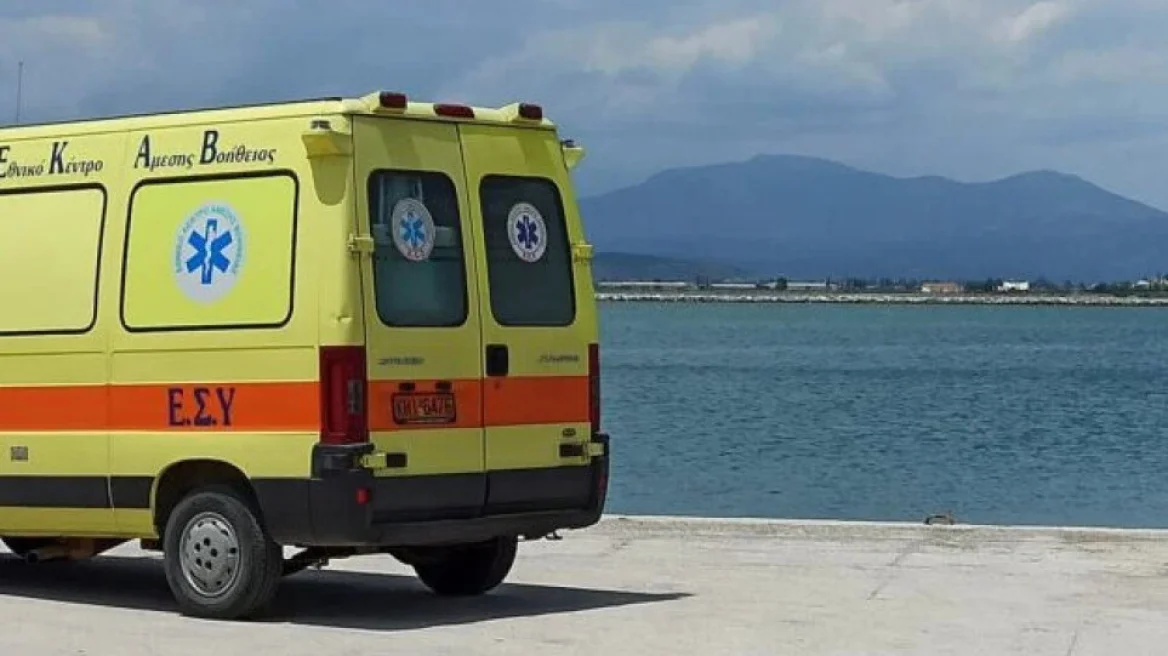Εντυπωσιακή διάσωση: Έφηβος ρίχνεται στη θάλασσα για την αδερφή του – Η απίστευτη στιγμή που τους ανέσυραν ΒΙΝΤΕΟ
