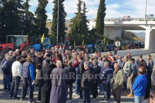 Αγρότες έκλεισαν την εθνική οδό Αθηνών – Λαμίας και στα δύο ρεύματα κυκλοφορίας στο ύψος της Αταλάντης