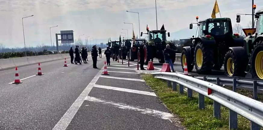 Η πορεία των τρακτέρ για την Αθήνα συνοδεία αστυνομικών – ΒΙΝΤΕΟ