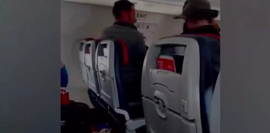 Πανικός σε αεροπλάνο της American Airlines – Επιβάτης προσπάθησε να ανοίξει την πόρτα εν ώρα πτήσης ΒΙΝΤΕΟ