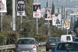 Αθήνα: Ο Δήμος καθαρίζει τους δρόμους από αφίσες - Στην Πάτρα;