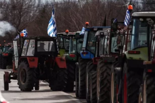Αγροτικές κινητοποιήσεις: Αγρότες κλείνουν την εθνική οδό Αθηνών – Λαμίας με δύο μπλόκα