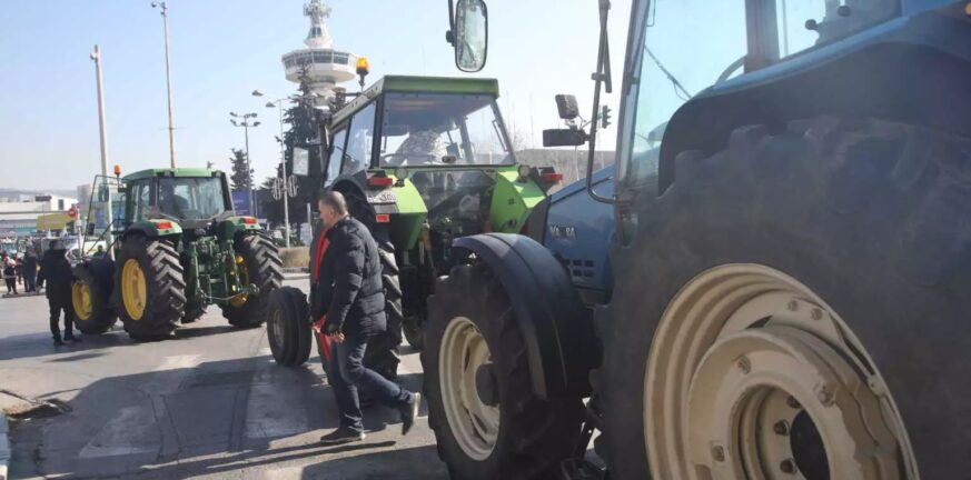 «Ζεσταίνουν» τα τρακτέρ για την Τρίτη οι αγρότες – Προετοιμάζονται και κλείνουν συμβολικά τους δρόμους