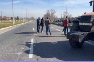 Αγρότες με τα τρακτέρ τους απέκλεισαν την Εθνική Οδό Θεσσαλονίκης-Έδεσσας-ΒΙΝΤΕΟ