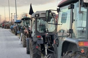 Οι αγρότες έκλεισαν και πάλι την ΕΟ Θεσσαλονίκης-Νέων Μουδανιών -  Έχυσαν γάλα στο κέντρο της Καρδίτσας ΦΩΤΟ