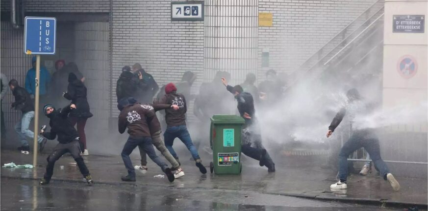 Βρυξέλλες: Έφυγαν οι αγρότες μετά την επεισοδιακή τους κινητοποίηση – Τρεις τραυματίες αστυνομικοί