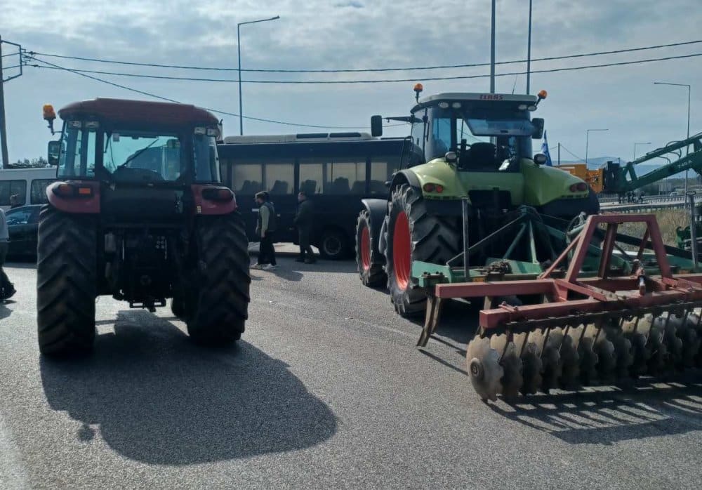 Αγρότες: Έκλεισαν συμβολικά την Ιόνια Οδό και τον κόμβο Χαλικίου ΦΩΤΟ