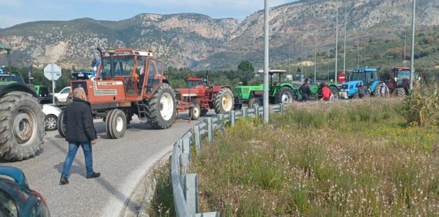 Οι Θεσσαλοί αγρότες αποχωρούν από το μπλόκο στον Ε65: Επιστρέφουν στα χωριά τους αλλά θα «συνεχίσουν τον αγώνα»