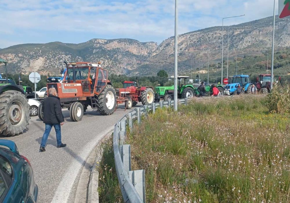Αγρότες: Έκλεισαν συμβολικά την Ιόνια Οδό και τον κόμβο Χαλικίου ΦΩΤΟ