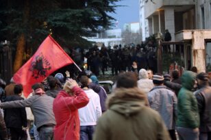 Αλβανία: Χιλιάδες οπαδοί της αντιπολίτευσης πολιόρκησαν το γραφείο του Έντι Ράμα - ΒΙΝΤΕΟ