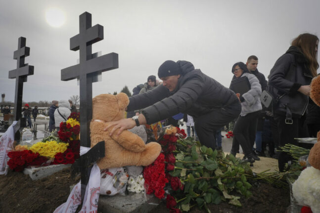 Ουκρανία: Θρήνος και οργή στην κηδεία οικογένειας που ξεκληρίστηκε από ρωσικό πλήγμα στο Χάρκοβο
