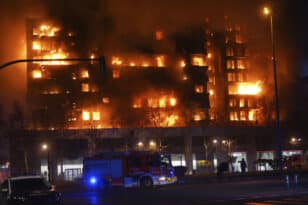 Κόλαση φωτιάς στη Βαλένθια – Τουλάχιστον δεκατρείς τραυματίες από φωτιά σε πολυκατοικία 14 ορόφων