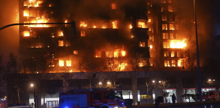 Κόλαση φωτιάς στη Βαλένθια – Τουλάχιστον δεκατρείς τραυματίες από φωτιά σε πολυκατοικία 14 ορόφων