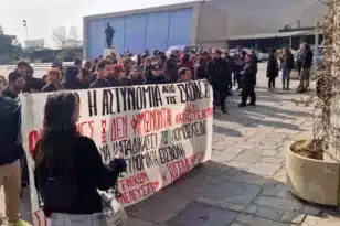 Φοιτητές διαμαρτύρονται στο ΑΠΘ για την επέμβαση της ΕΛ.ΑΣ. στην κατάληψη της Νομικής - Δείτε φωτογραφίες